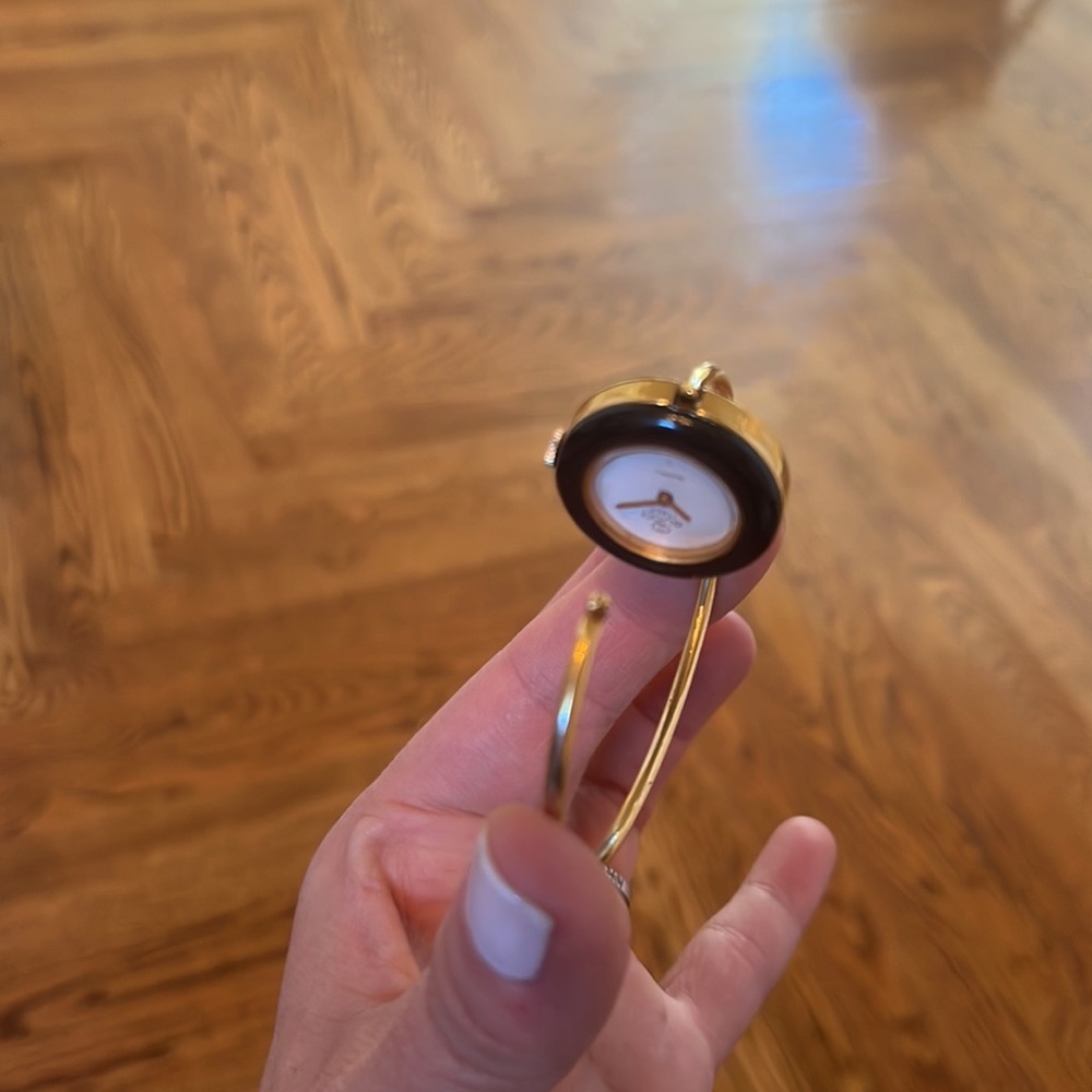 Authentic Vintage Gucci Watch with 8 Circles - Picture 6 of 7